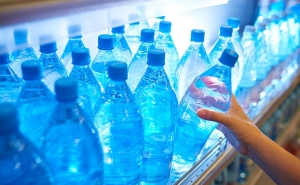 К 2030 году исчезнет одноразовая посуда из пластика, а бутылки будут иметь не снимаемые крышки