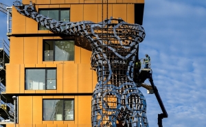 На Карлине появилась скульптура 24-ех метровой женщины Давида Черны, символизирующая общество, поддерживающее друг друга.