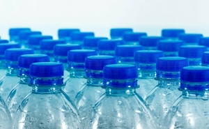 В течении года производители всех пластиковых бутылок перейдут на крышки, прикрепленные к бутылке, в целях охраны природы