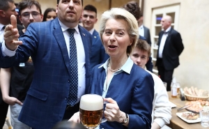 Глава Еврокомиссии Урсула фон дер Ляйен прилетела в Прагу, она встретилась с чешскими политиками и прогулялась по столице